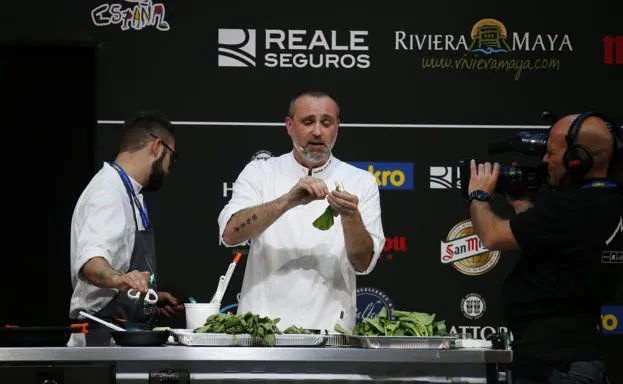 El chef Rodrigo de la Calle exhibe su buen hacer con las verduras.