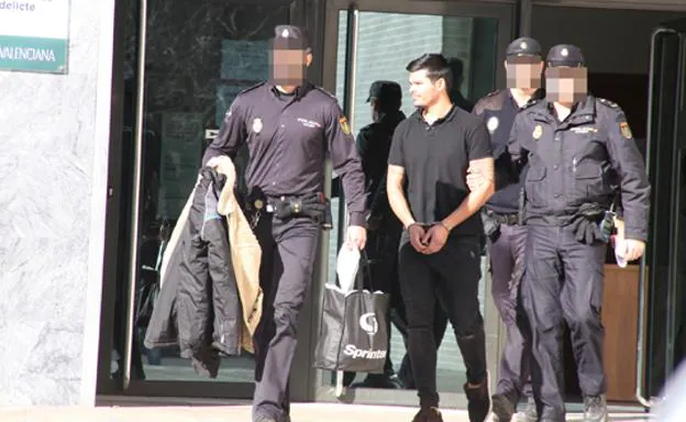 Gabriel Franco, director deportivo del Calpe CF junto con agentes de la Policía Nacional antes de entrar en la cárcel.
