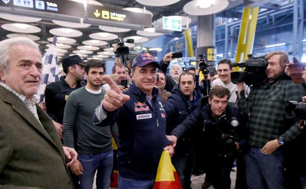 Carlos Sainz, en el aeropuerto de Barajas. 