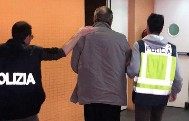 Un agente italiano y otro español trasladan al detenido. 