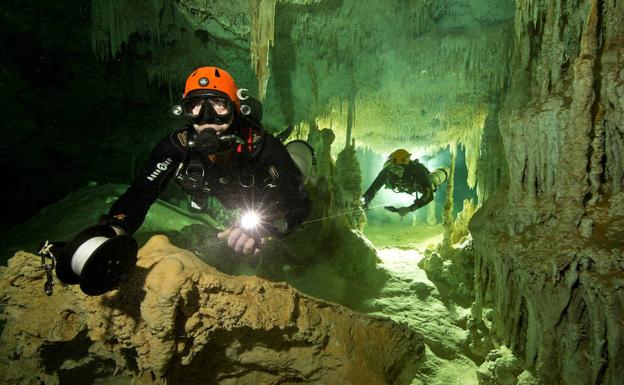 Dos buzos en el interior del tunel sumergido.