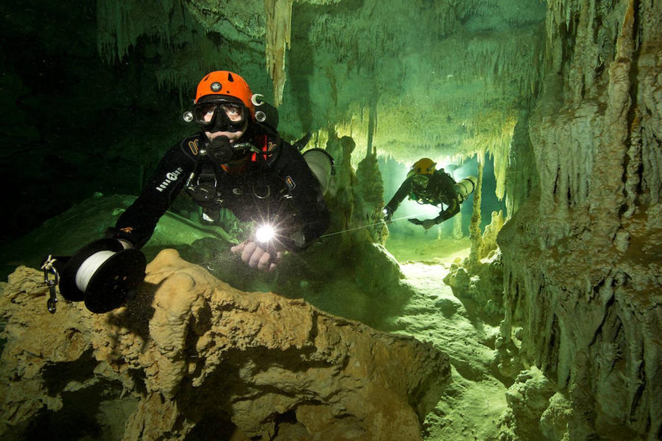 Catorce años de exploración han pasado para que la humanidad haya podido conocer la mayor cueva inundada del mundo, de 347 kilómetros de longitud, gracias a los buzos del proyecto Gran Acuífero Maya, quienes además ha confirmado el hallazgo del yacimiento arqueológico sumergido más importante del planeta. El histórico descubrimiento se ha registrado al encontrarse la conexión de los dos sistemas de cuevas inundadas conocidos como Sac Actun (263 kilómetros de longitud) y Dos Ojos (84 kilómetros) en Tulum, en el caribeño estado mexicano de Quintana Roo.