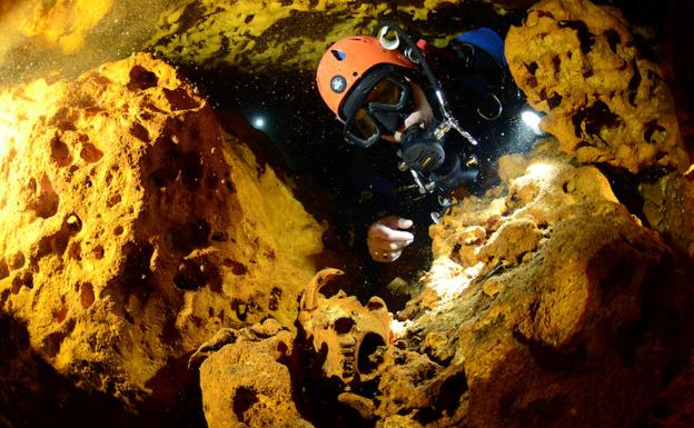 Restos óseos en el interior del cenote.