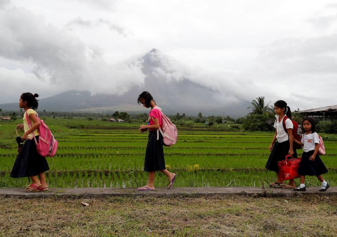 La erupción de tres volcanes en el cinturón del Pacífico ha puesto en alerta a Filipinas, Papua, Indonesia y Nueva Guinea shanghái. El 75% de los volcanes y el 90% de los terremotos del planeta se concentran en el Círculo de Fuego del océano Pacífico.