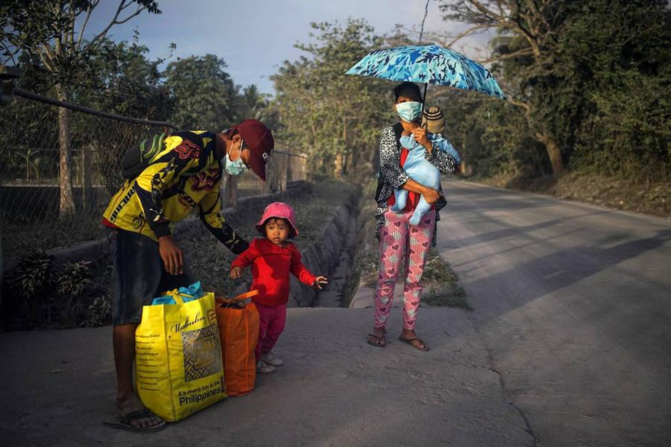 La erupción de tres volcanes en el cinturón del Pacífico ha puesto en alerta a Filipinas, Papua, Indonesia y Nueva Guinea shanghái. El 75% de los volcanes y el 90% de los terremotos del planeta se concentran en el Círculo de Fuego del océano Pacífico.