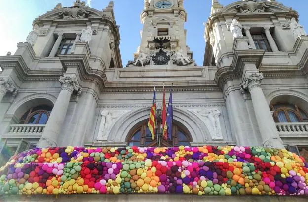 El balcón multicolor del Ayuntamiento de Valencia