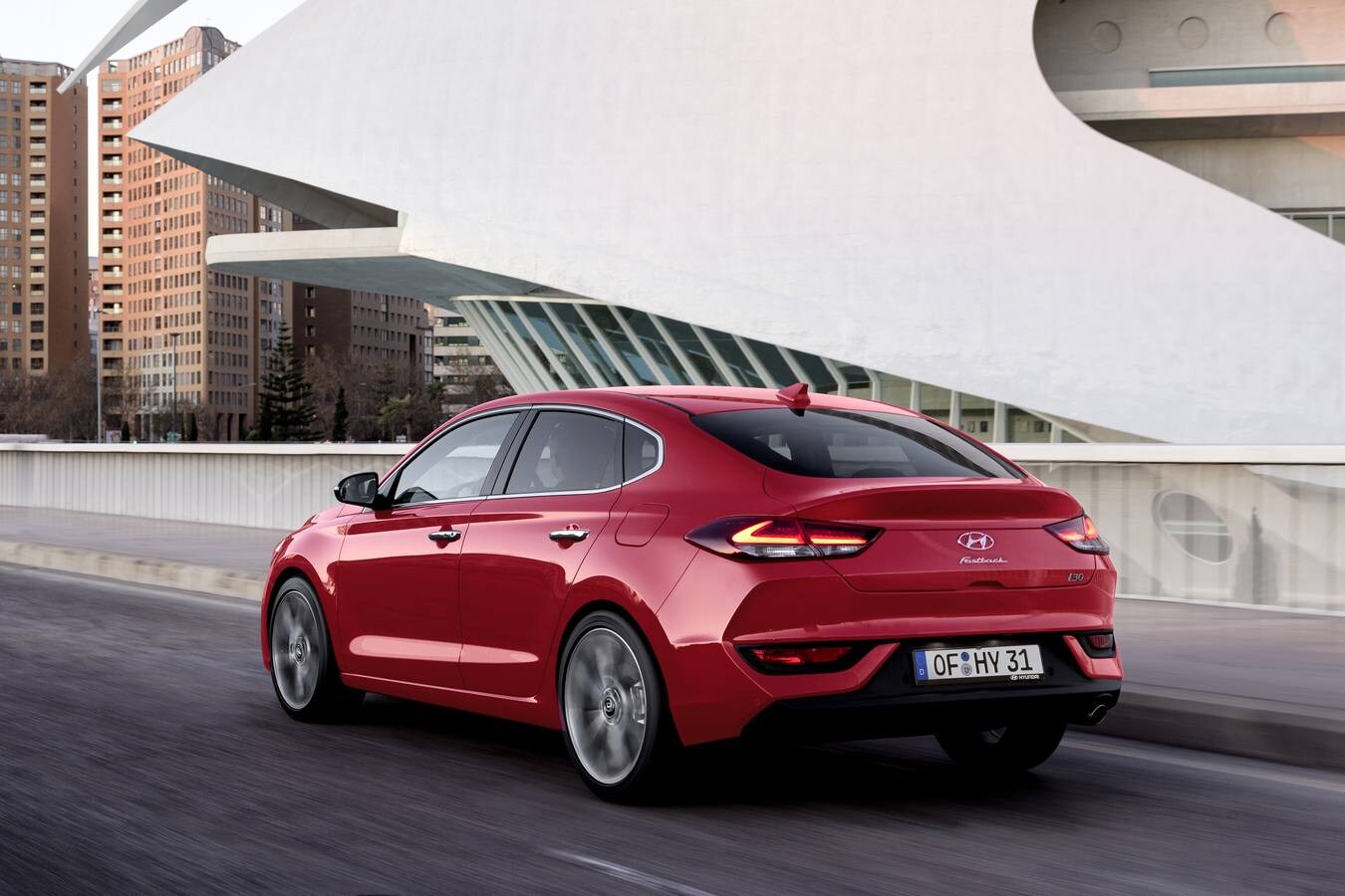 Hyundai añade a la gama i30 la versión Fastback, una versión más larga que se caracteriza por el nuevo diseño de la parte posterior. Se vende con la posibilidad de dos motores de gasolina, a partir de 16.165 euros.