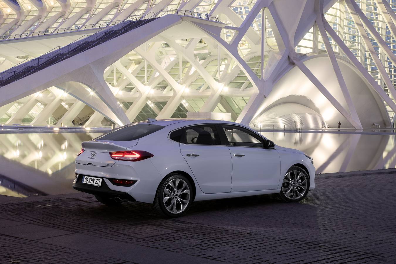 Hyundai añade a la gama i30 la versión Fastback, una versión más larga que se caracteriza por el nuevo diseño de la parte posterior. Se vende con la posibilidad de dos motores de gasolina, a partir de 16.165 euros.