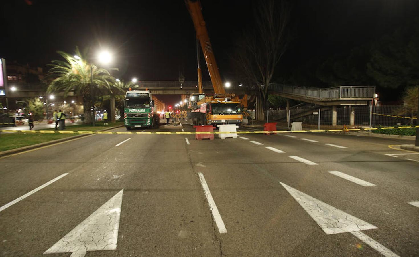 El Ayuntamiento empezó este martes a quitar las pasarelas de la avenida del Cid, los puentes que permiten salvar una vía de más de seis carriles, y vecinos y conductores temen grandes embotellamientos. Anoche comenzaron las obras de desmontaje de las pasarelas que cruzan la avenida, entrada a la ciudad desde la A-3 y los polígonos de localidades como Manises o Quart de Poblet. Los cortes al tráfico se repetirán mientras duren las obras y aunque se intentará que no afecten a la circulación diurna, fuentes de las obras no descartaban que pudiera haber alguna afección durante el día. Los trabajos de desmontaje se desarrollarán durante seis meses. Se irán haciendo de manera escalonada y el Consistorio irá habilitando distintos pasos de peatones pasarela a pasarela para reducir los problemas en el tráfico. A nadie se le escapa que la retirada de las pasarelas supondrá, también, una importante reducción de la velocidad a la que se rueda por las entradas a la ciudad. 