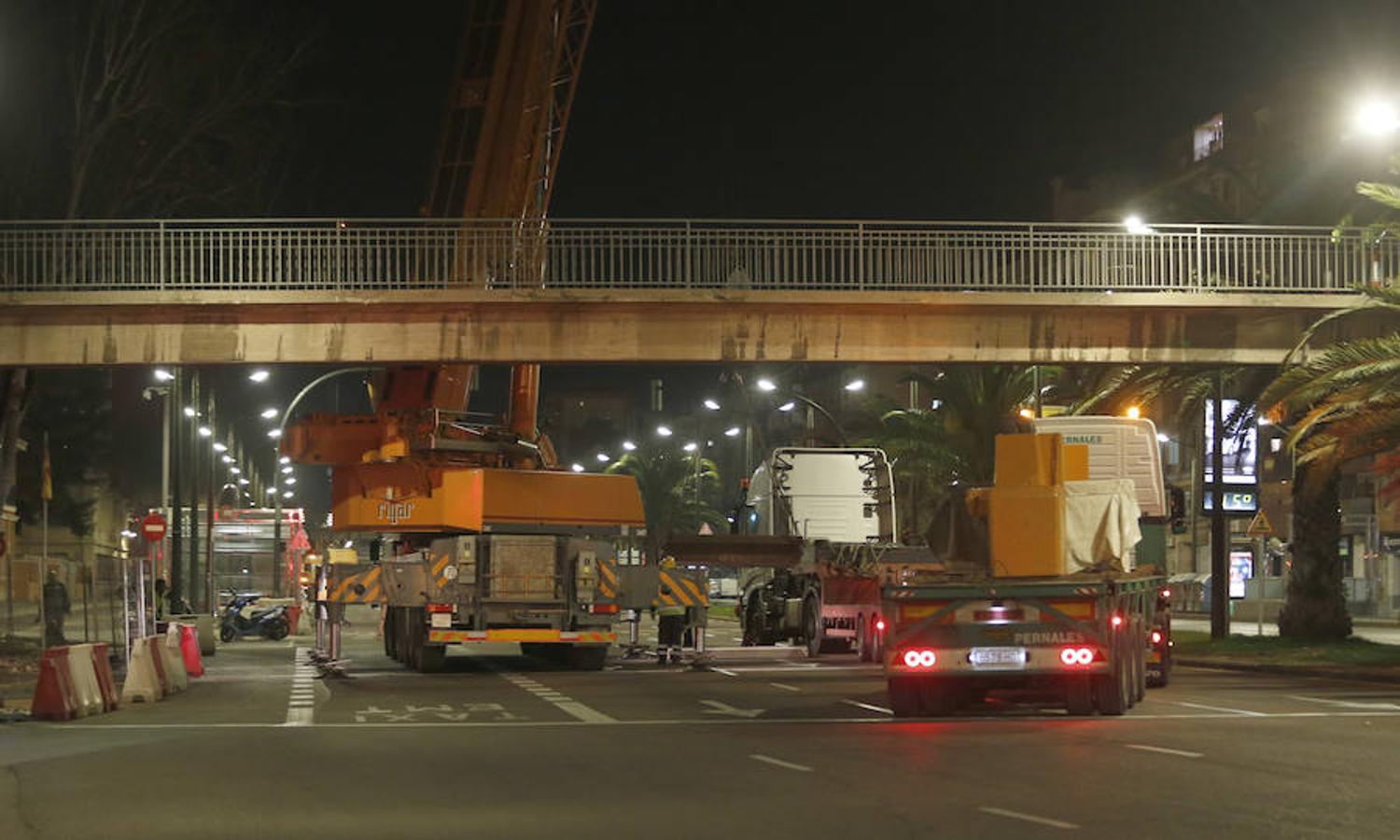 El Ayuntamiento empezó este martes a quitar las pasarelas de la avenida del Cid, los puentes que permiten salvar una vía de más de seis carriles, y vecinos y conductores temen grandes embotellamientos. Anoche comenzaron las obras de desmontaje de las pasarelas que cruzan la avenida, entrada a la ciudad desde la A-3 y los polígonos de localidades como Manises o Quart de Poblet. Los cortes al tráfico se repetirán mientras duren las obras y aunque se intentará que no afecten a la circulación diurna, fuentes de las obras no descartaban que pudiera haber alguna afección durante el día. Los trabajos de desmontaje se desarrollarán durante seis meses. Se irán haciendo de manera escalonada y el Consistorio irá habilitando distintos pasos de peatones pasarela a pasarela para reducir los problemas en el tráfico. A nadie se le escapa que la retirada de las pasarelas supondrá, también, una importante reducción de la velocidad a la que se rueda por las entradas a la ciudad. 