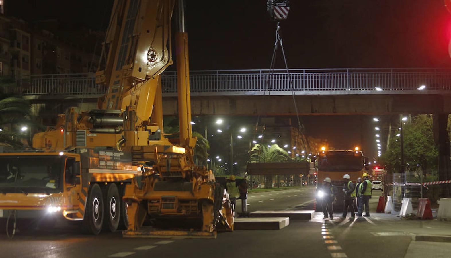 El Ayuntamiento empezó este martes a quitar las pasarelas de la avenida del Cid, los puentes que permiten salvar una vía de más de seis carriles, y vecinos y conductores temen grandes embotellamientos. Anoche comenzaron las obras de desmontaje de las pasarelas que cruzan la avenida, entrada a la ciudad desde la A-3 y los polígonos de localidades como Manises o Quart de Poblet. Los cortes al tráfico se repetirán mientras duren las obras y aunque se intentará que no afecten a la circulación diurna, fuentes de las obras no descartaban que pudiera haber alguna afección durante el día. Los trabajos de desmontaje se desarrollarán durante seis meses. Se irán haciendo de manera escalonada y el Consistorio irá habilitando distintos pasos de peatones pasarela a pasarela para reducir los problemas en el tráfico. A nadie se le escapa que la retirada de las pasarelas supondrá, también, una importante reducción de la velocidad a la que se rueda por las entradas a la ciudad. 