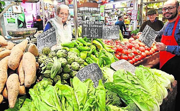 Una de las paradas de fruta y verdura del Mercat Central de Valencia. 