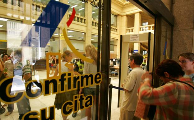 Entrada de una oficina de la Agencia Tributaria en Valencia.