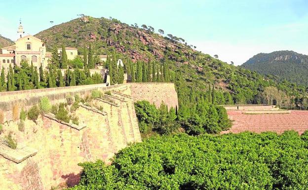 Vistas de la sierra Calderona con la Cartuja de Porta Coeli en primer término. 