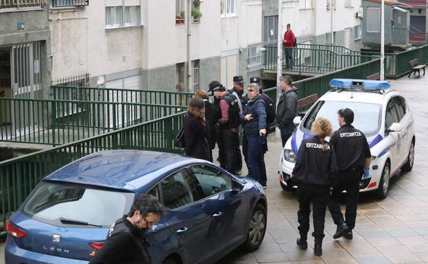 Registro de la vivienda de uno de los detenidos.