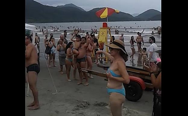 La ingeniosa técnica utilizada para encontrar a los padres de un niño perdido en una playa