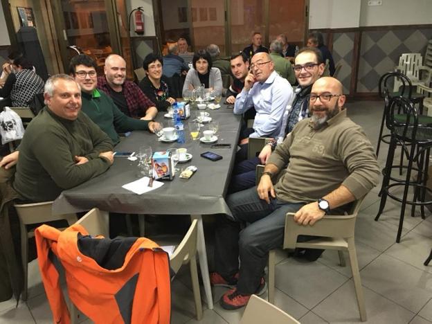 Los ediles de PSPV, PP y JuGa durante la reunión celebrada en uno de los bares de la localidad tras la comisión informativa. 