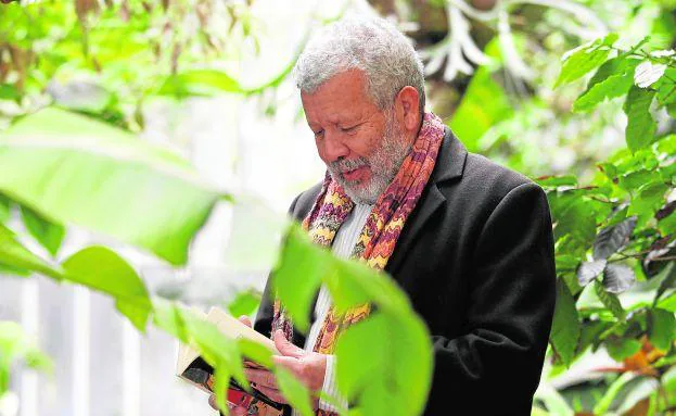 Willy Ramos lee 'El tiempo, ese gran escultor' entre las plantas del Botánico.