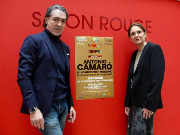 Camaró y Le Luec ante el cartel de la exposición. 