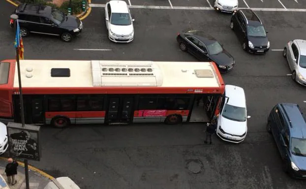 Imagen del accidente entre el autobús y el coche. 