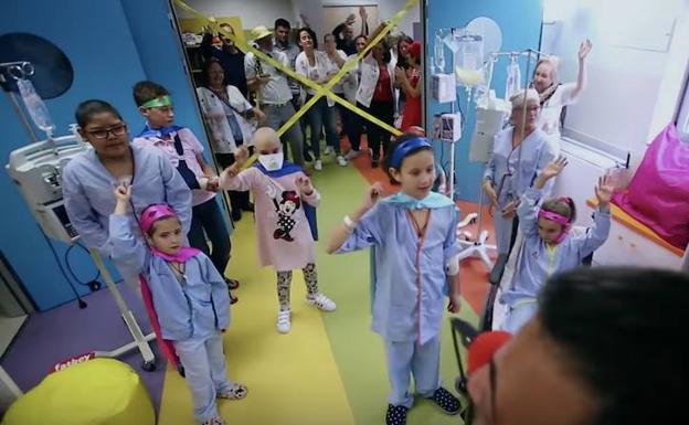 Con cada reproducción de este vídeo se recauda dinero para los niños con cáncer