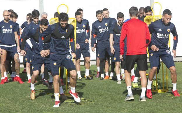 Los jugadores del Valencia en Paterna durante un entrenamiento de esta semana a las órdenes del preparador físico.
