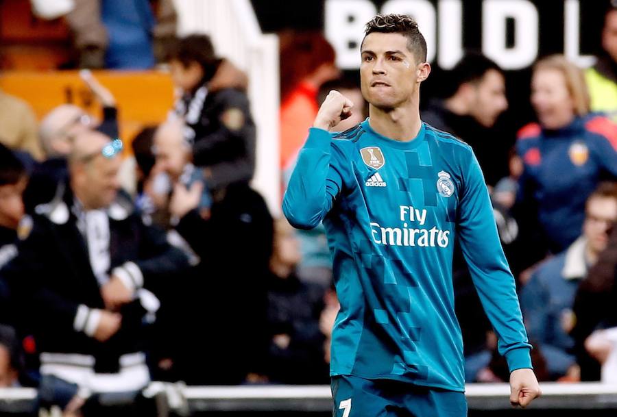 El Real Madrid venció a domicilio por 1-4 al Valencia en Mestalla en la jornada 21 del campeonato liguero. Cristiano anotó un doblete de penalti y Mina recortó distancias pero los goles de Marcelo y Kroos terminaron por dar la victoria al cuadro blanco.