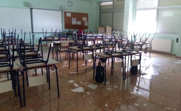 Una clase inundada del CEIP Vicent Gironés de Ontinyent.