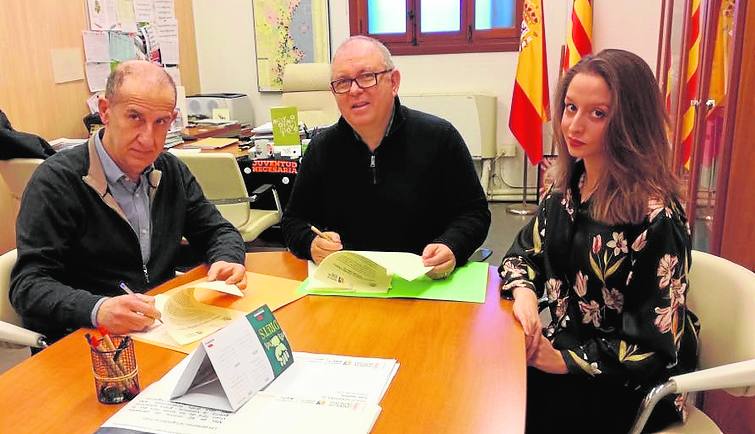 Jesús Borràs y Altea Royo, con el Director General del IVAJ.