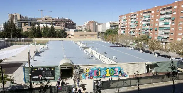 Vista aérea del colegio 103 de Valencia, el único de la capital íntegramente en barracones. Las obras del nuevo centro empezaron este mismo mes. 