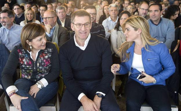 Feijóo, junto a Isabel Bonig y Eva Ortiz. 