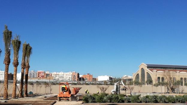 Obras de ajardinamiento, ayer en la primera fase del parque. 