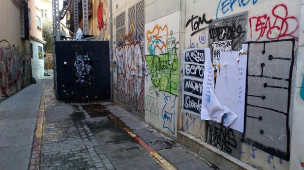 Una de las calles del Carmen repletas de pintadas, esta semana. 