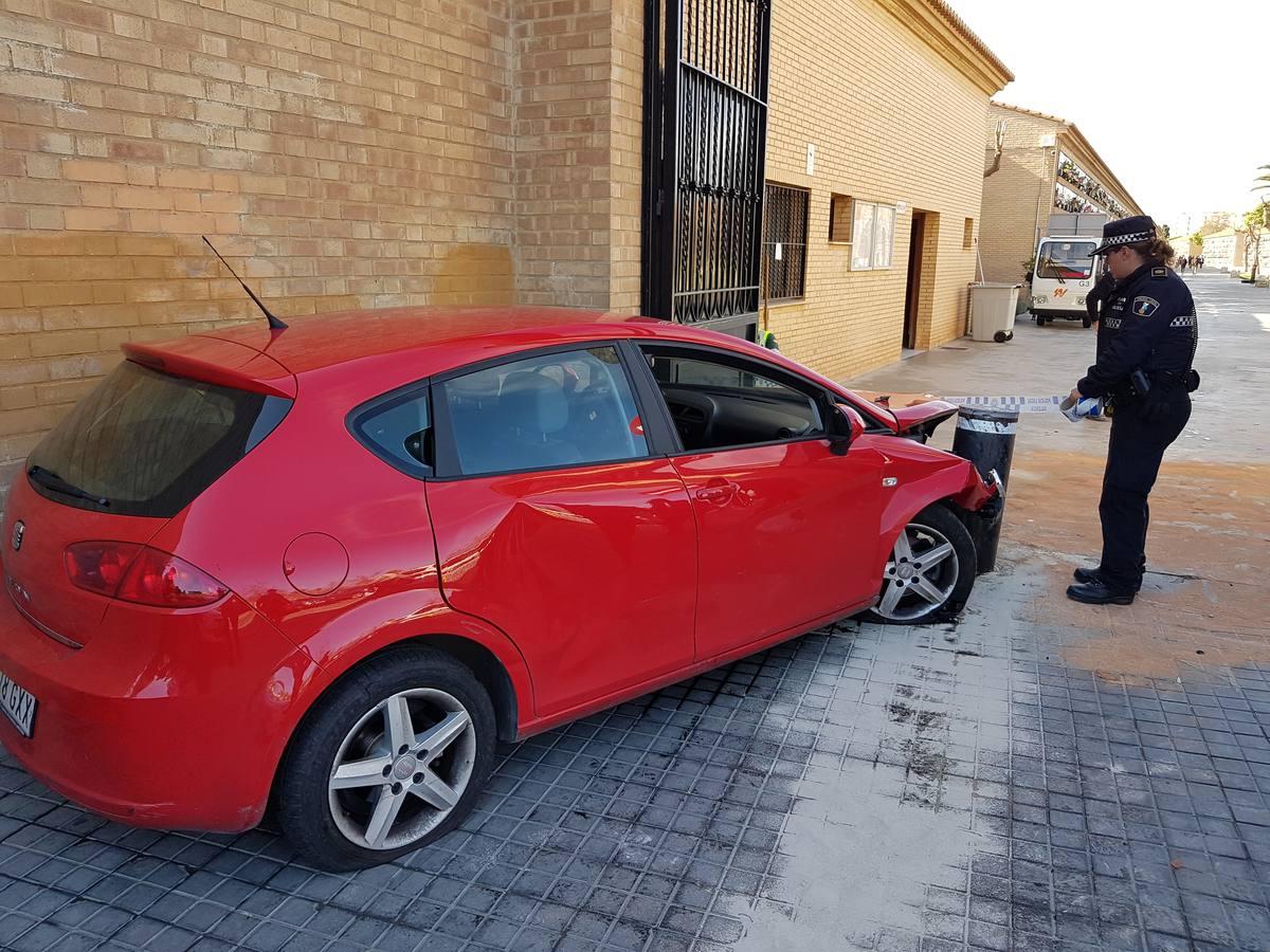 Un conductor drogado que huía de la policía intenta entrar con su coche en el cementerio