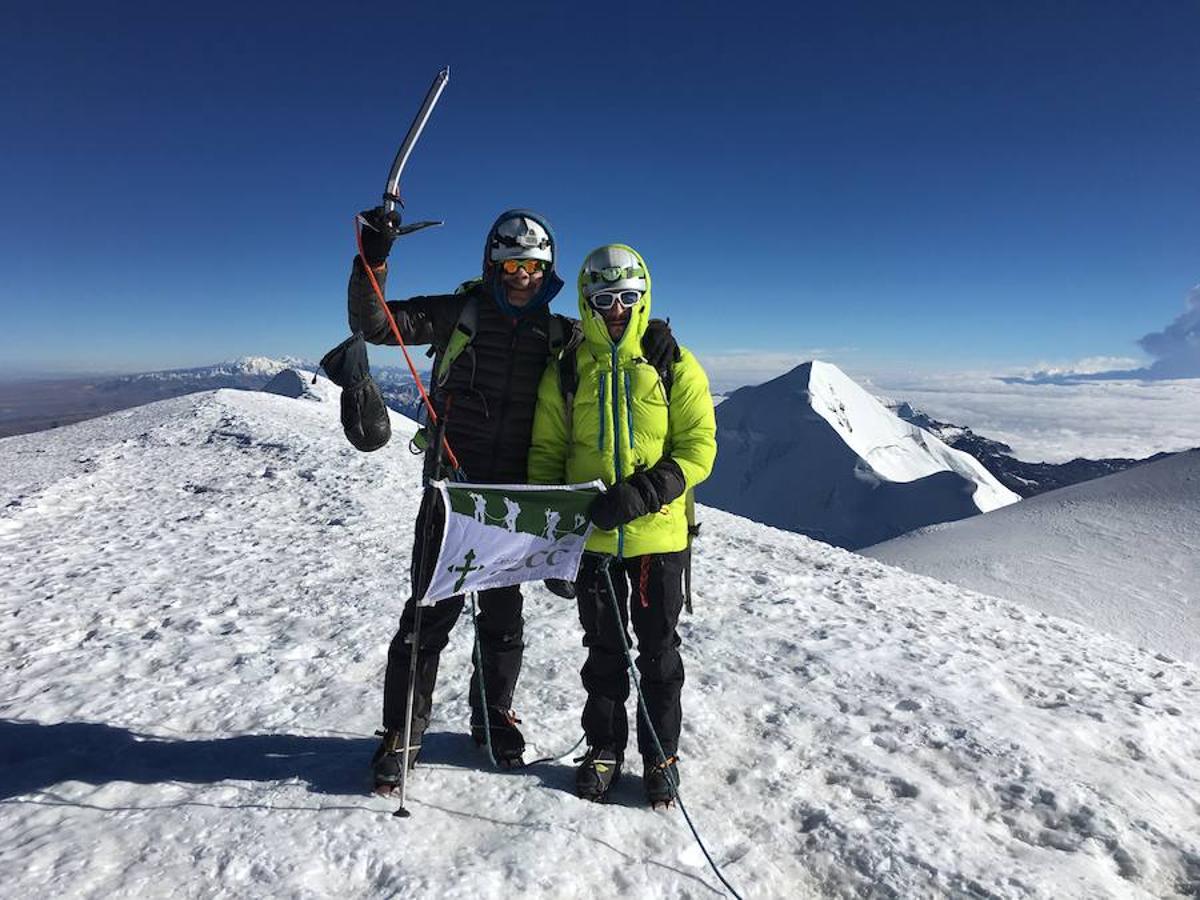 Cada cima que alcanzan Carmen González-Meneses y Javier Oliver, un matrimonio de Rocafort, sirve para ayudar en la investigación oncológica. Su proyecto se llama 'Encordados por la vida' y el siguiente reto le llevará a él hasta el Everest. 