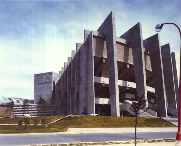  Universidad Laboral. En la actualidad se denomina Complejo Educativo de Cheste y fue diseñado por Fernando Moreno Barberá. 