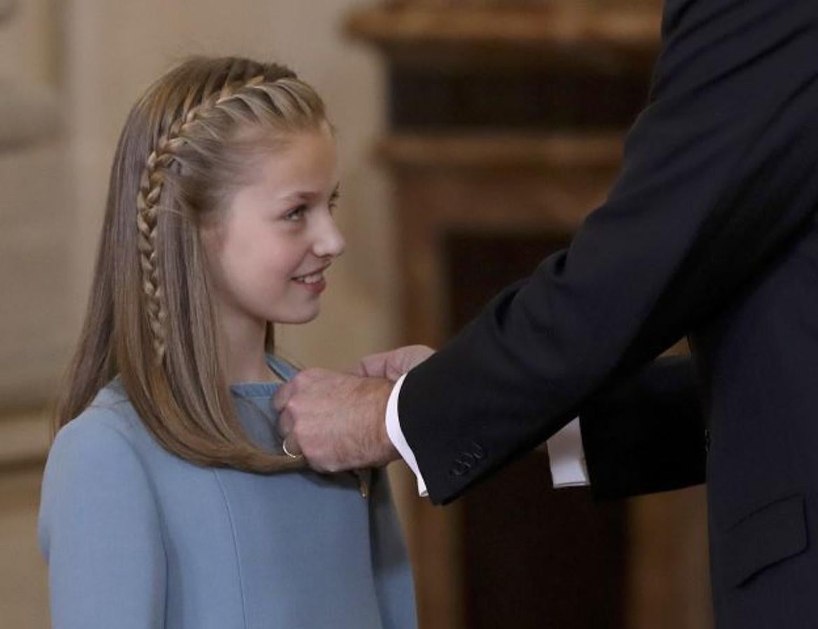 El rey Felipe VI ha aprovechado la celebración de su cincuenta cumpleaños para imponer a su hija Leonor el Toisón de Oro, símbolo del «compromiso personal e institucional con España». La princesa no ha tomado la palabra durante el acto, donde su padre ha remarcado las «exigencias» y responsabilidades que implica su condición de Heredera.