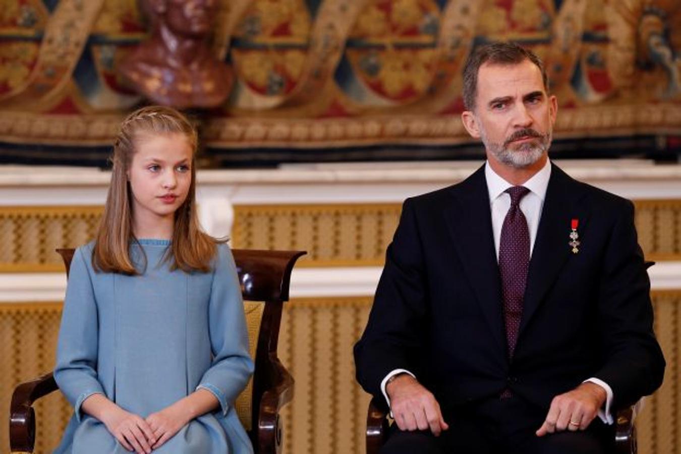 El rey Felipe VI ha aprovechado la celebración de su cincuenta cumpleaños para imponer a su hija Leonor el Toisón de Oro, símbolo del «compromiso personal e institucional con España». La princesa no ha tomado la palabra durante el acto, donde su padre ha remarcado las «exigencias» y responsabilidades que implica su condición de Heredera.