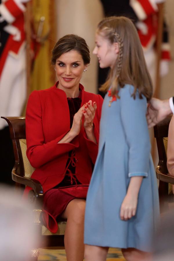 El Rey Felipe VI impone a la Princesa de Asturias el Collar del Toisón de Oro la máxima distinción que concede la Familia Real española.