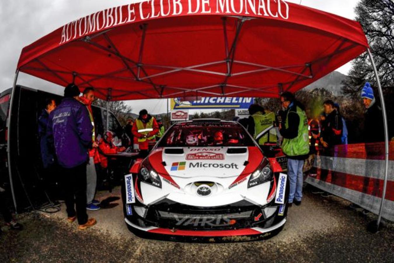 10. El equipo Toyota, repasando el coche en un tramo de descanso.