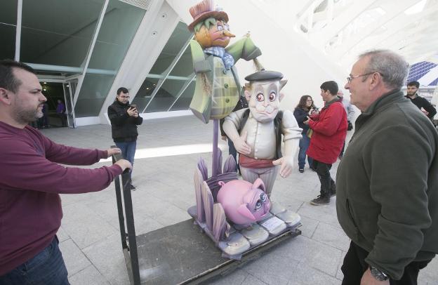  Montaje. El maestro mayor del gremio, José Ramón Espuig, entregando el ninot de Arquitecto Alfaro. 