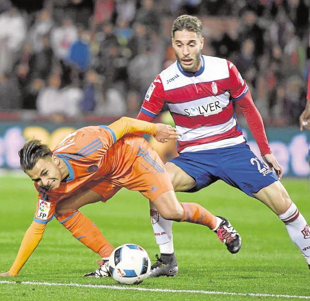 Rochina pelea un balón con Fran Villalba en su etapa con el Granada. 