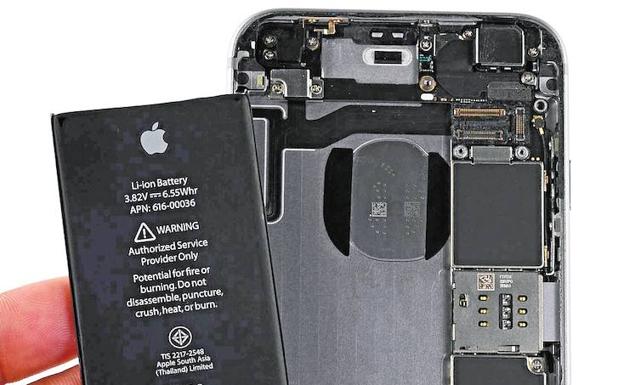 Batería de litio extraída de un iPhone.