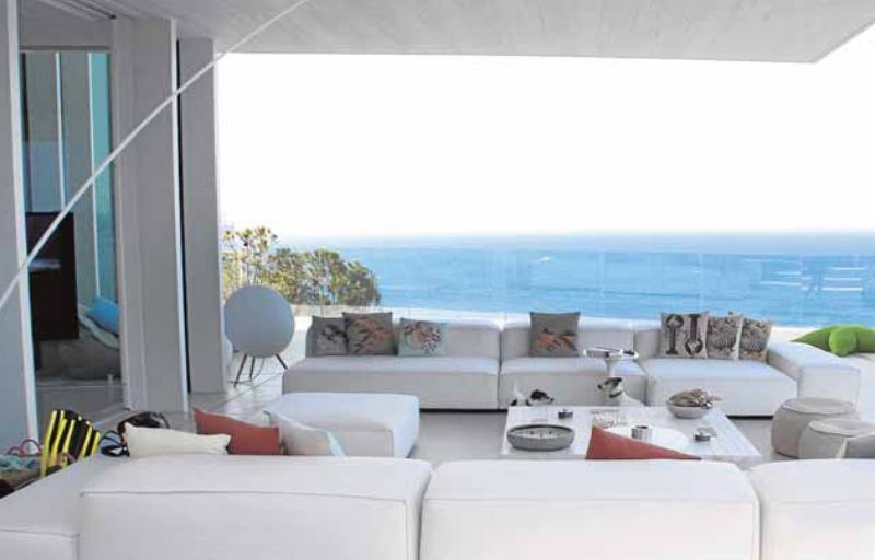 Rosa de Castellví | Cuando uno entra al hogar de Rosa Castellví, socia cofundadora del IVI, su mirada se posa sin que lo pueda evitar en la impactante panorámica del Mediterráneo que se pierde a los pies de la terraza diáfana, protagonista indiscutible de la casa. El arquitecto Ramón Esteve es la mente creativa responsable del proyecto.
