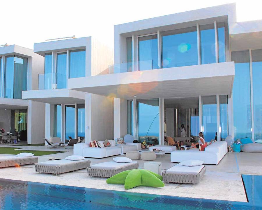 La vivienda cuenta con una piscina interior comunicada visualmente con la piscina exterior.