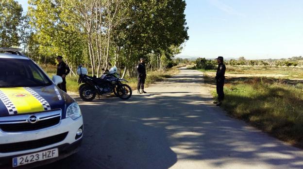 Agentes de la Unidad de Medio Ambiente de la Policía Local, controlando un acceso. 