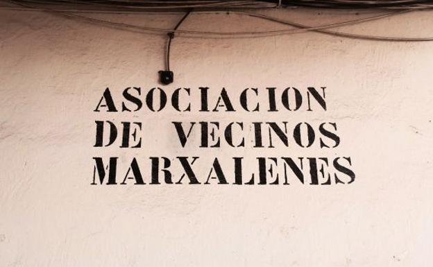 Distintivo en el centro de la Asociación de Vecinos de Marxalenes.