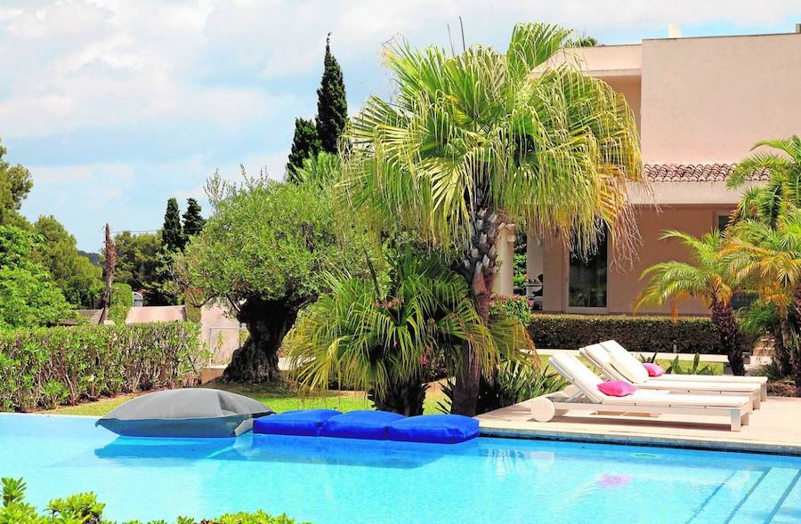 En la zona exterior el espacio se reparte entre los diferentes porches, la piscina, el frondoso jardín mediterráneo y la pista de paddle. Como las parcelas del Tosalet son pequeñas tuvieron que adquirir dos con el fin de obtener el espacio suficiente.