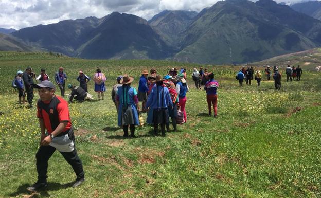 Grupos de indígenas de Perú se organizan con la policía para una batida en busca del posible enterramiento de Nathaly Salazar.