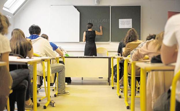 «Harta de aguantar la mala educación de los alumnos y del proteccionismo paterno»